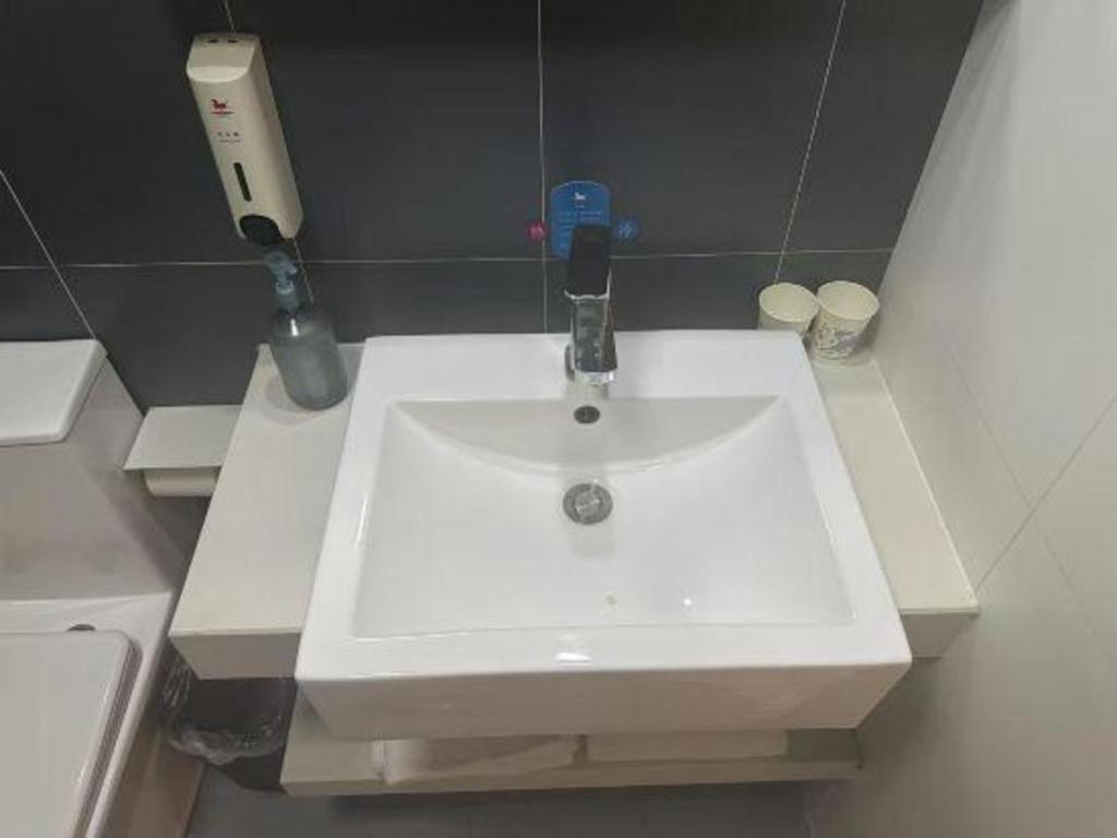 Hotel Hanting Hongqiao Airport Huqingping High Way 2*